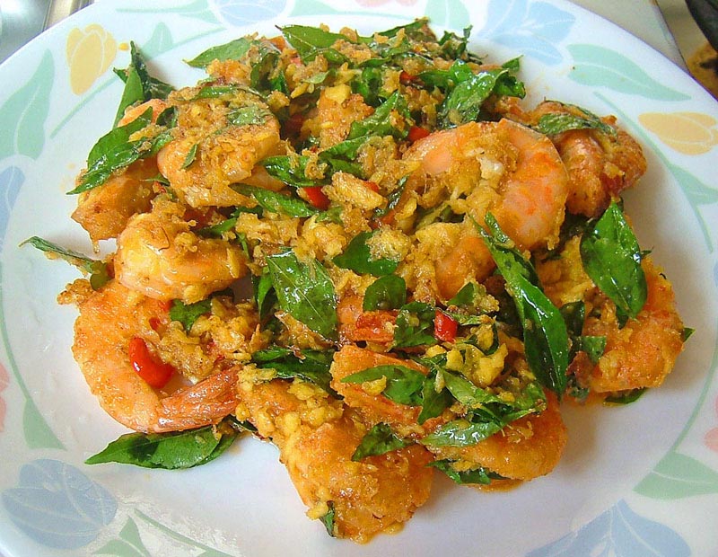 Crevettes sautées avec feuilles de curry